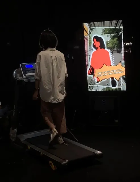 Pengunjung berjalan di atas treadmill dan melihat dirinya pada layar Cabor Pansos.