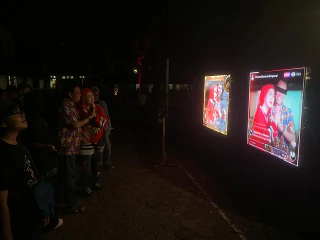 Pengunjung menyaksikan instalasi di Benteng Rotterdam.