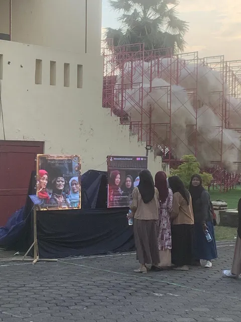 Pengunjung di depan instalasi pada area Benteng Rotterdam.