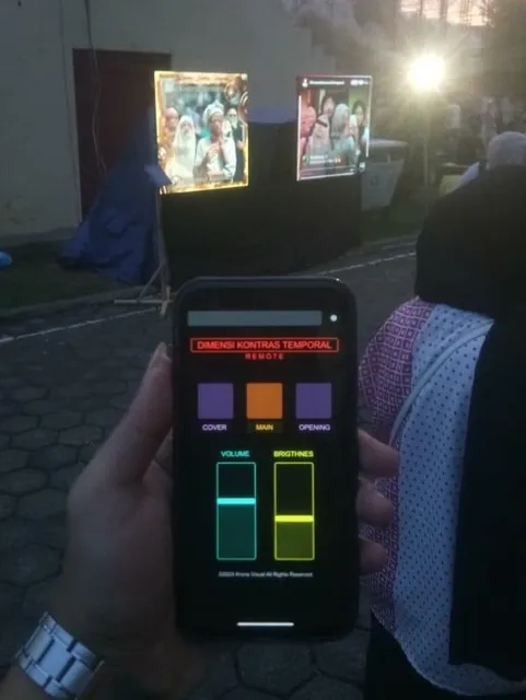 Antarmuka kontrol OSC untuk mengoperasikan visual instalasi.