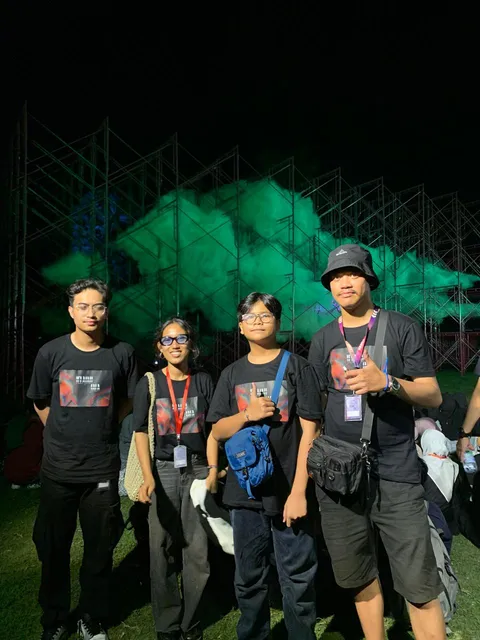 Tim kerja berfoto bersama di lokasi presentasi FKSM Makassar.