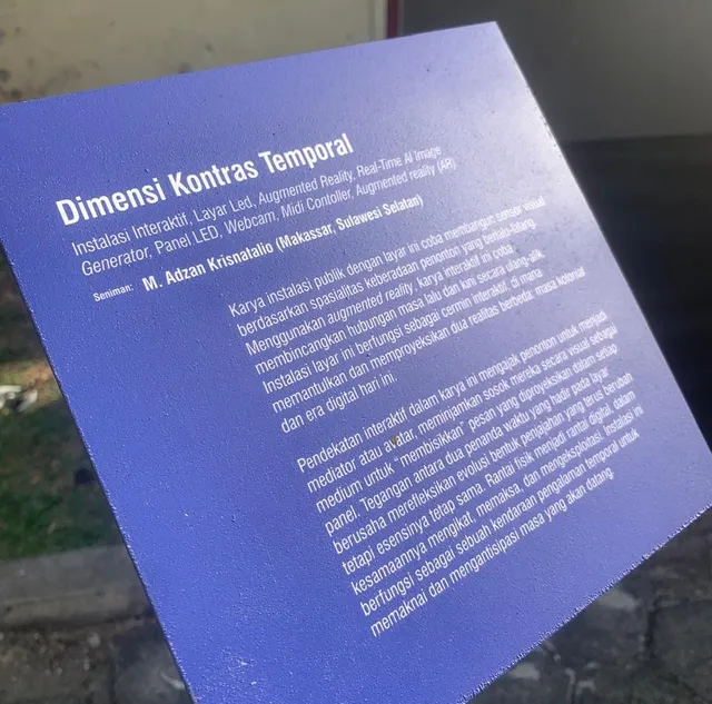 Teks kuratorial Dimensi Kontras Temporal yang menyertai presentasi karya.