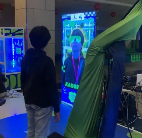 Pengunjung melihat versi visual dirinya melalui layar instalasi.