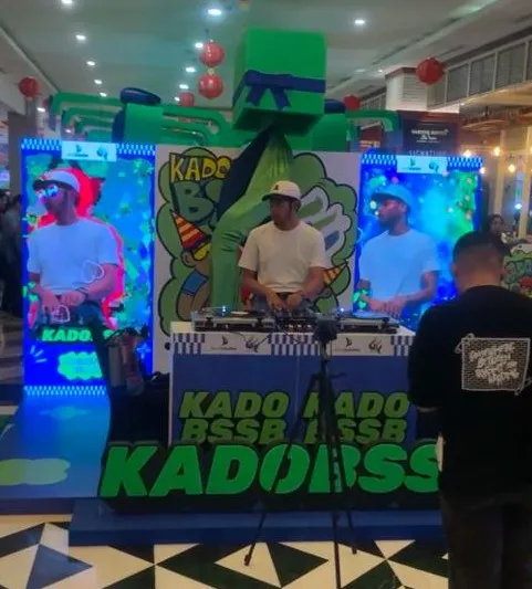 Pengunjung berinteraksi di depan panel Kado Bank Sulselbar.