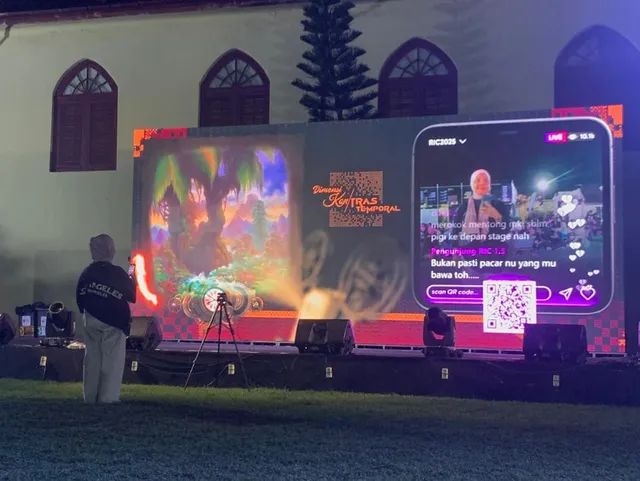 Dua dunia visual Dimensi Kontras Temporal pada Rock in Celebes 2025.