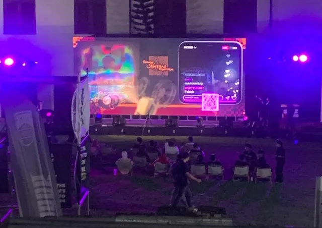 Instalasi di tengah suasana festival musik Rock in Celebes.