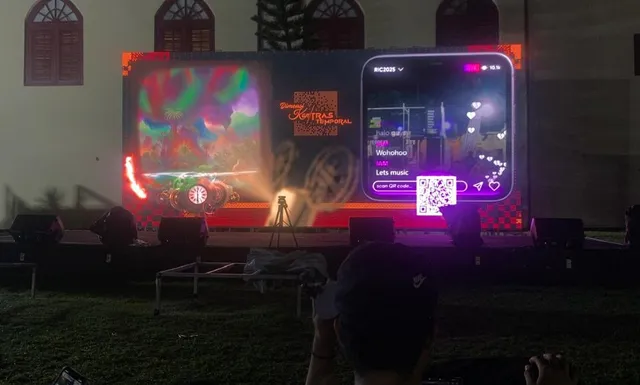 Pengunjung menyaksikan dua panel visual di area festival.
