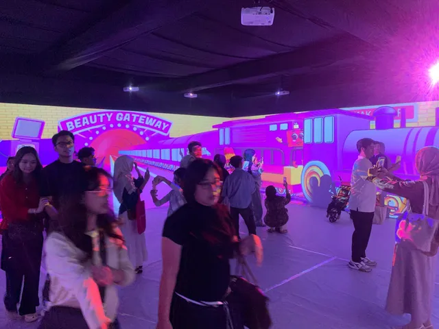 Suasana ruang transisi yang mengantar pengunjung menuju area pameran.