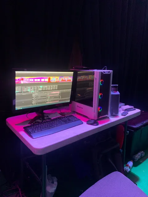 Komputer dan sistem playback untuk instalasi Immersive Room.