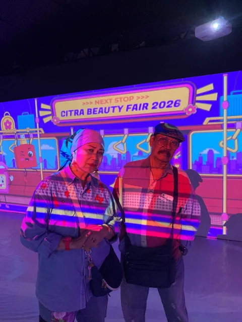 Pengunjung berfoto bersama dengan visual Citra Beauty Fair 2026.