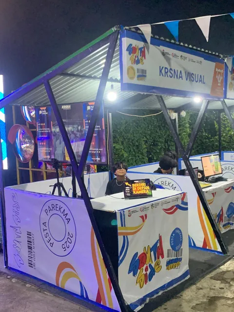 Kios Krsna Visual sebagai ruang interaksi publik di area market.