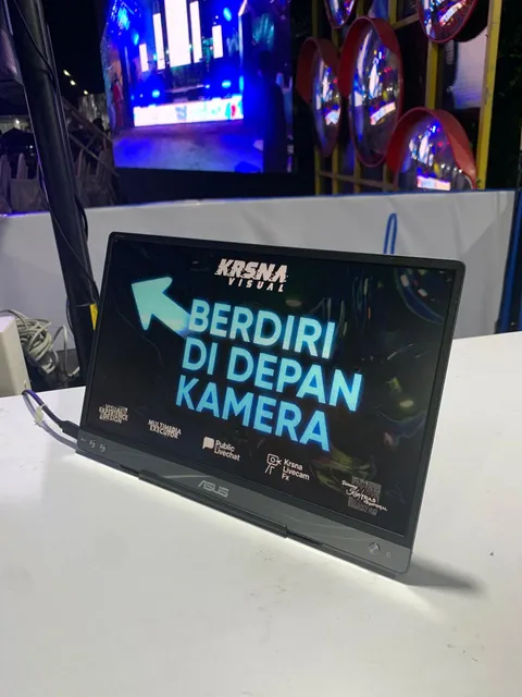 Petunjuk berdiri di depan kamera untuk berinteraksi dengan Kios Krsna Visual.