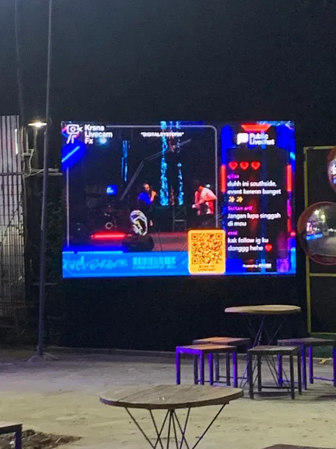 Tampilan visual dan percakapan pada layar instalasi di ruang publik.